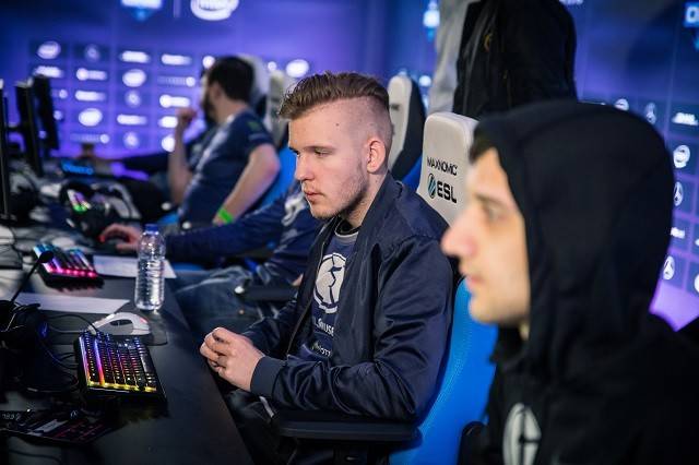 靠双后腰的 靠双后腰的